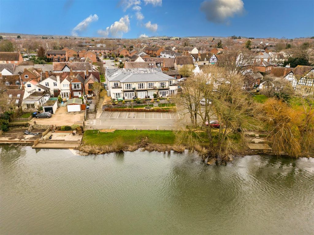 1 bed flat for sale in River View, High Street, Bidford-On-Avon B50, £400,000
