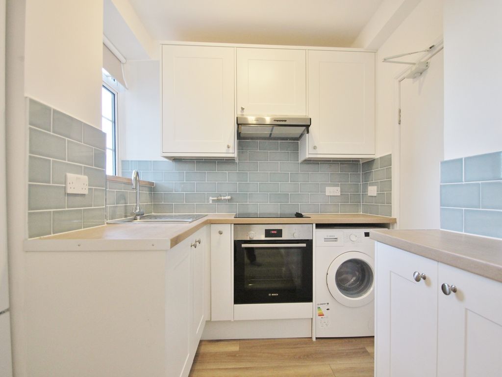 1 bed flat to rent in Latymer Court, Hammersmith Road, Hammersmith W6, £2,000 pcm