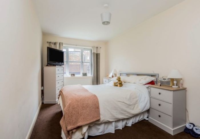 2 bed flat for sale in Wordsworth Road, Manchester M34, £100,000
