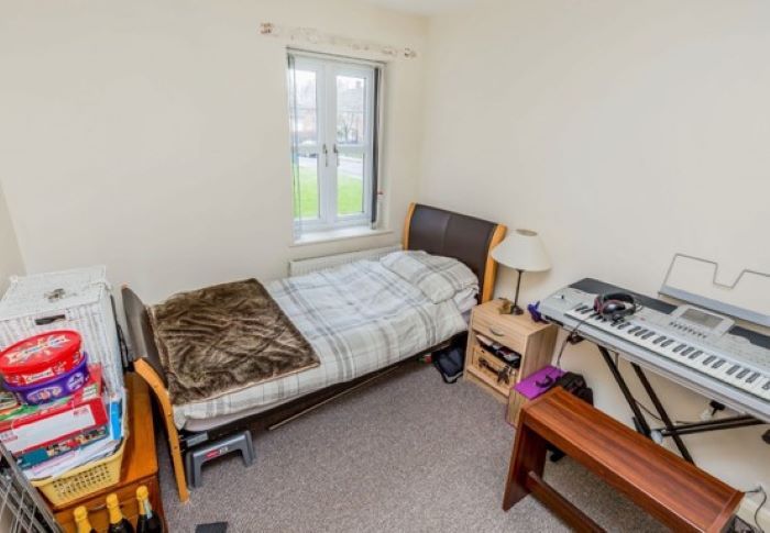 2 bed flat for sale in Wordsworth Road, Manchester M34, £100,000