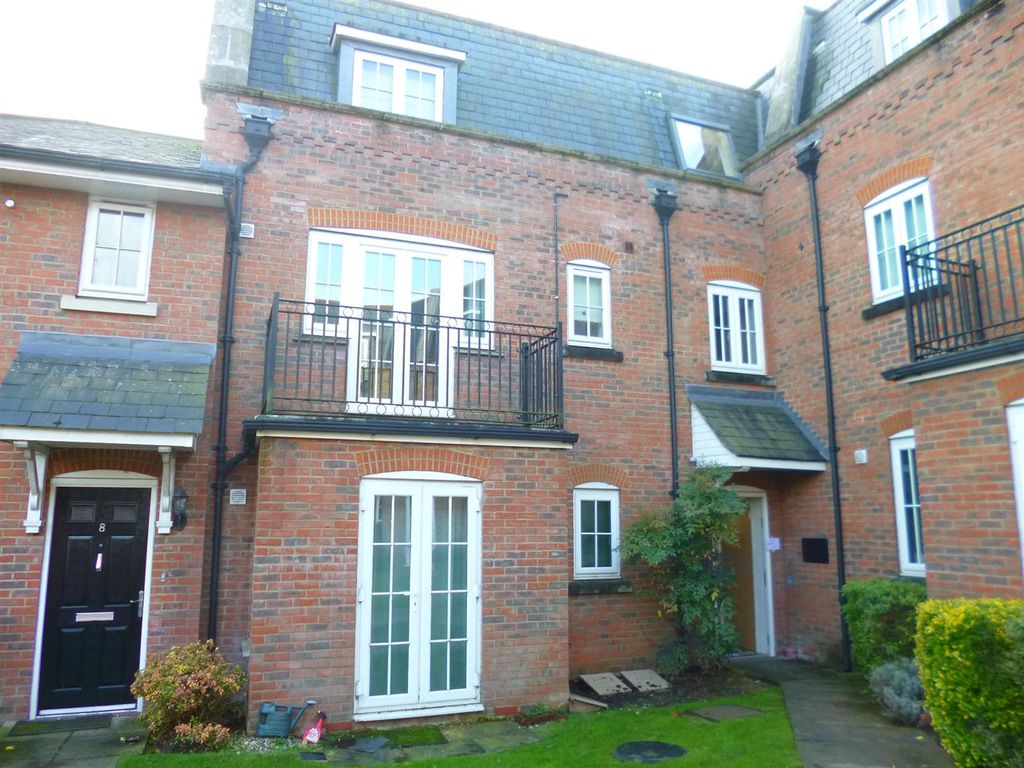 2 bed flat for sale in Great North Road, Hatfield AL9, £320,000
