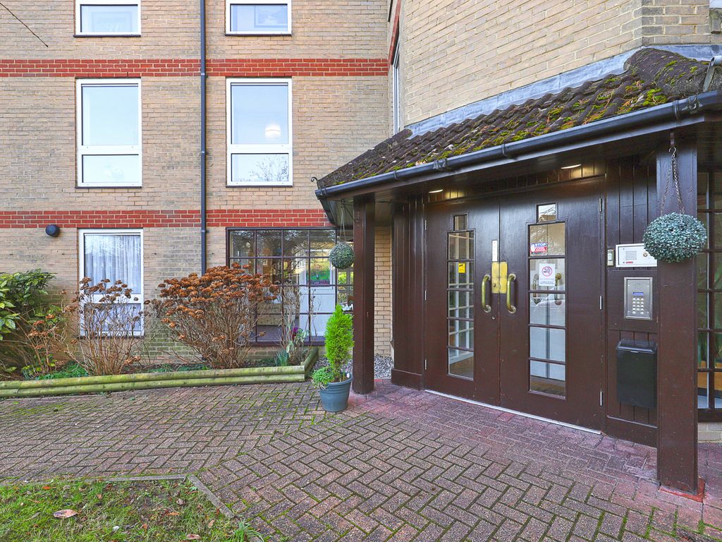 1 bed flat for sale in High Road, Loughton, Essex IG10, £200,000