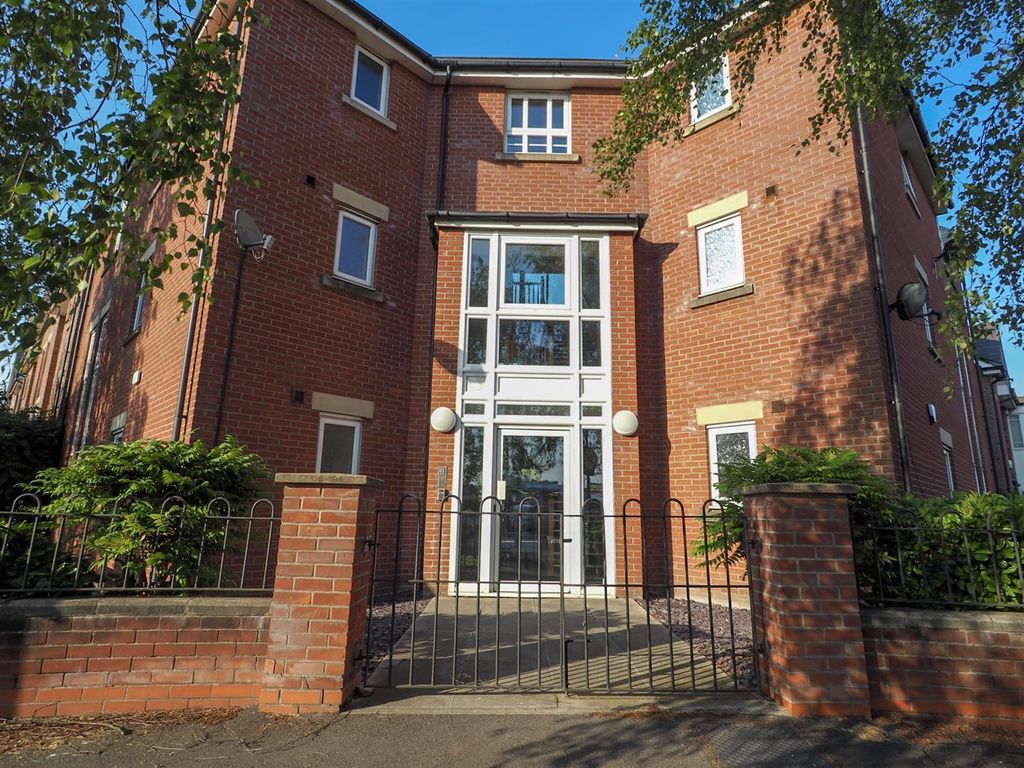 2 bed flat to rent in 141 Chorlton Road, Hulme, Manchester M15, £1,200 pcm