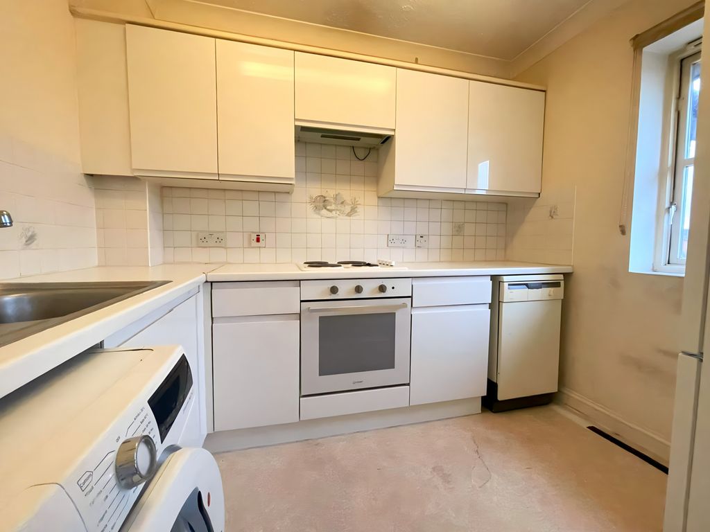 2 bed flat to rent in Cameron Square, Mitcham CR4, £1,450 pcm