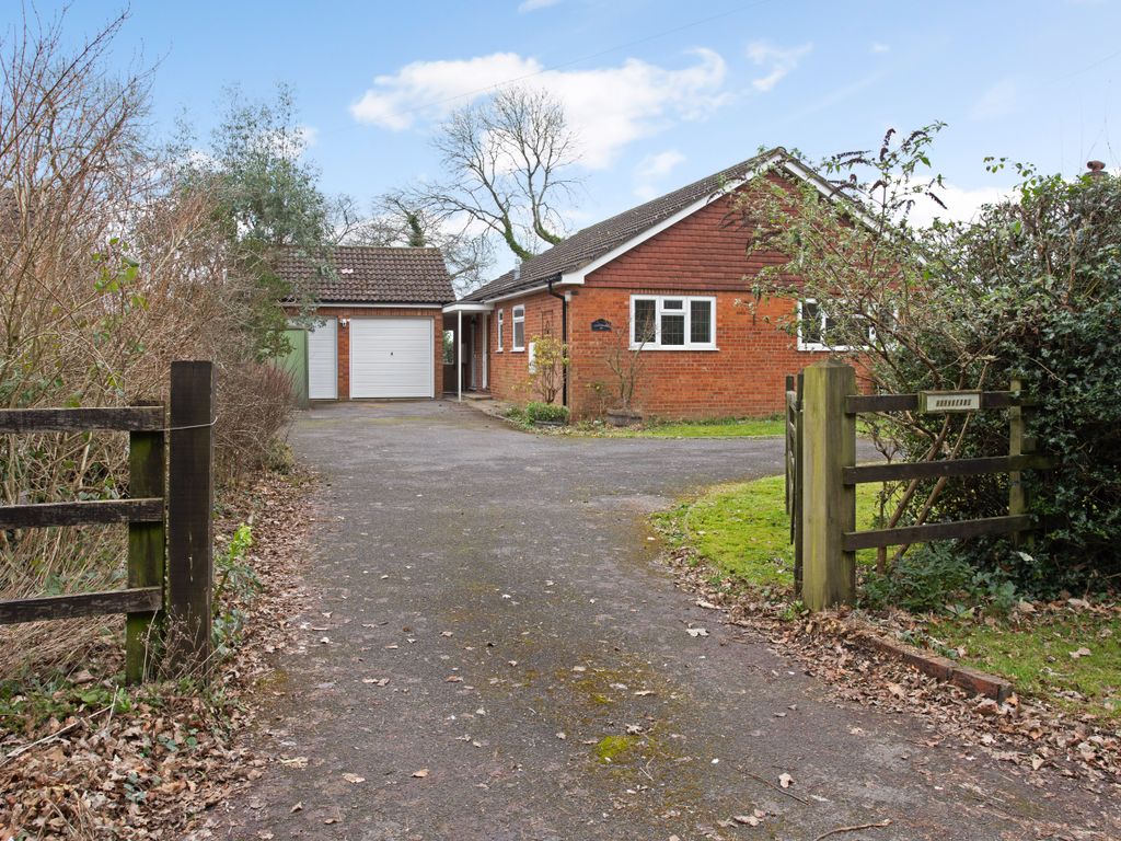 3 bed detached bungalow for sale in Nairdwood Lane, Prestwood HP16, £795,000