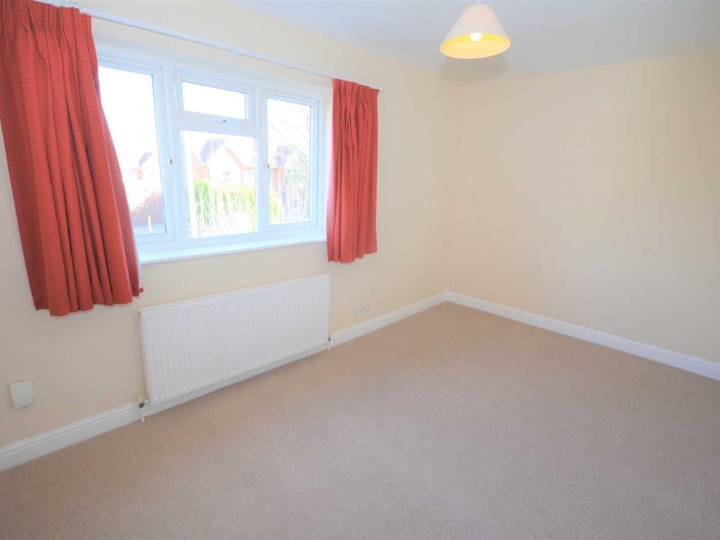 2 bed flat to rent in White Lion Road, Amersham HP7, £1,400 pcm