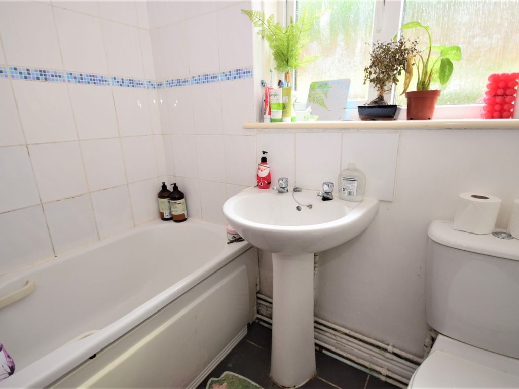 2 bed flat to rent in Barnet Way, Hove BN3, £1,400 pcm