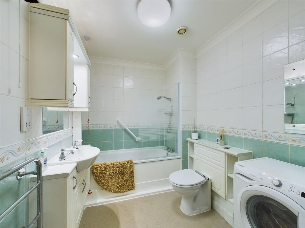 1 bed flat for sale in Calcot Priory, Bath Road, Calcot, Reading RG31, £100,000