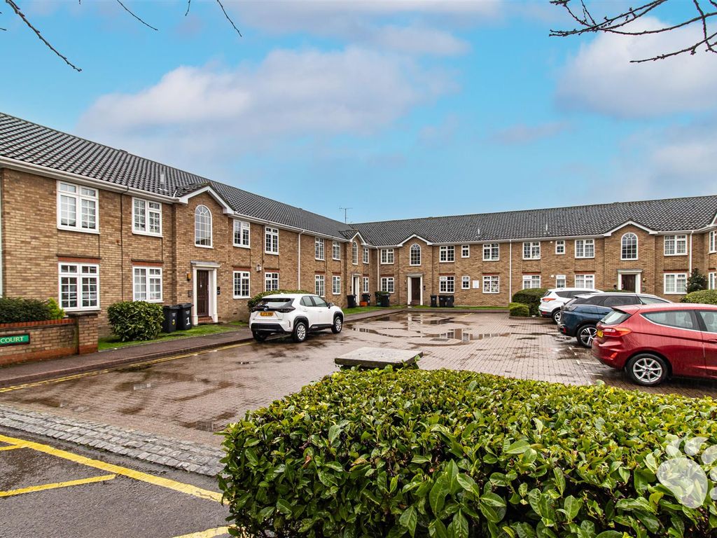 1 bed flat for sale in Canon Court, Nevendon, Basildon SS13, £200,000