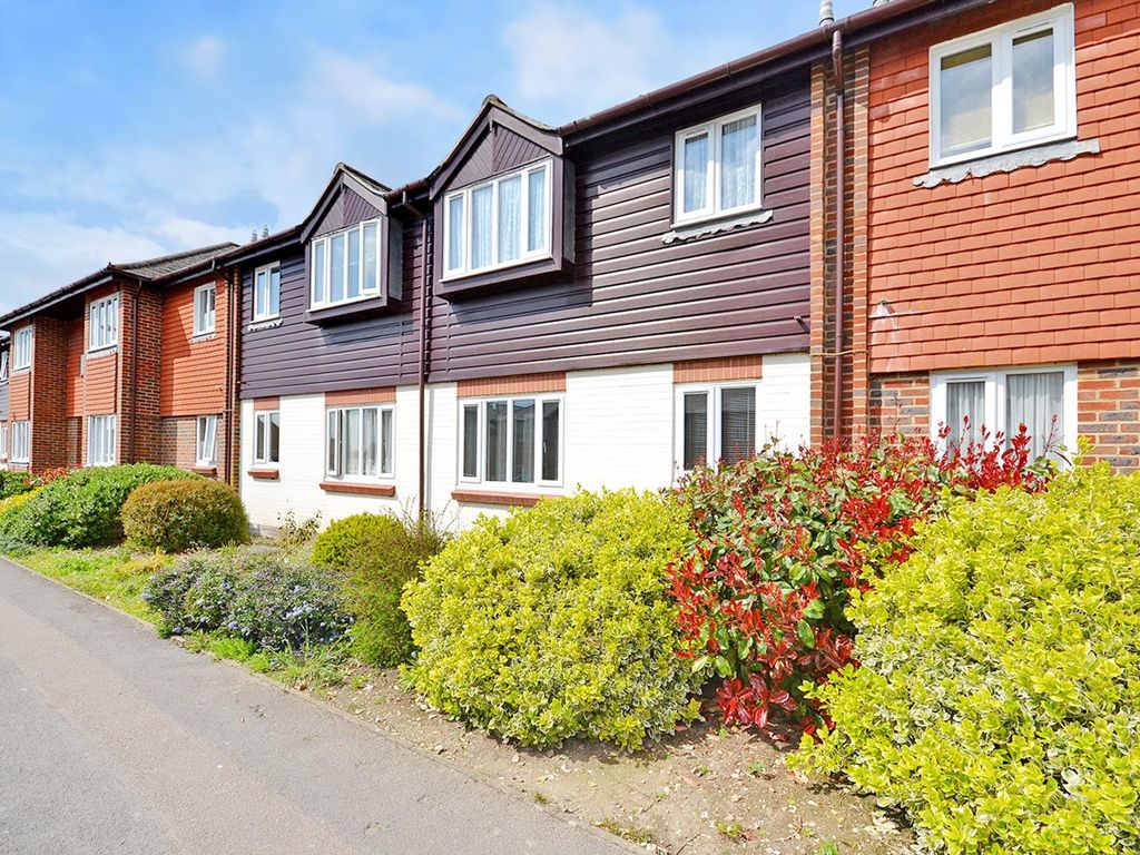 2 bed flat for sale in Carnegie Road, Broadwater, Worthing BN14, £160,000