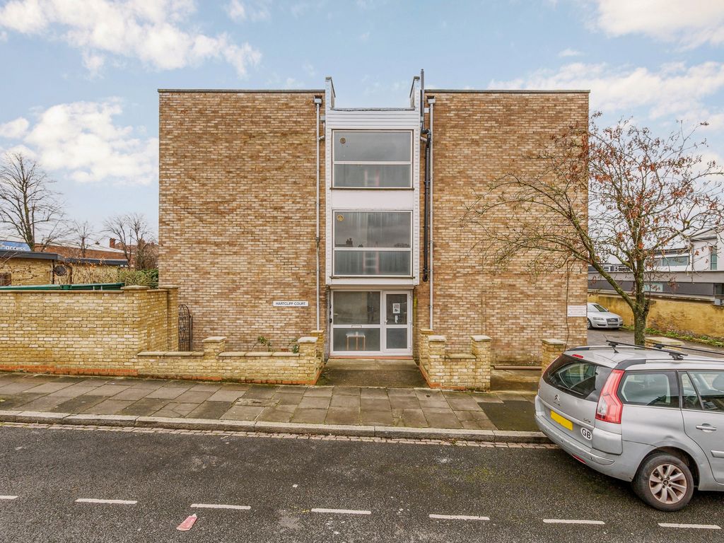 2 bed flat for sale in Hartcliffe Court, Osterley Park View Road, Hanwell W7, £300,000