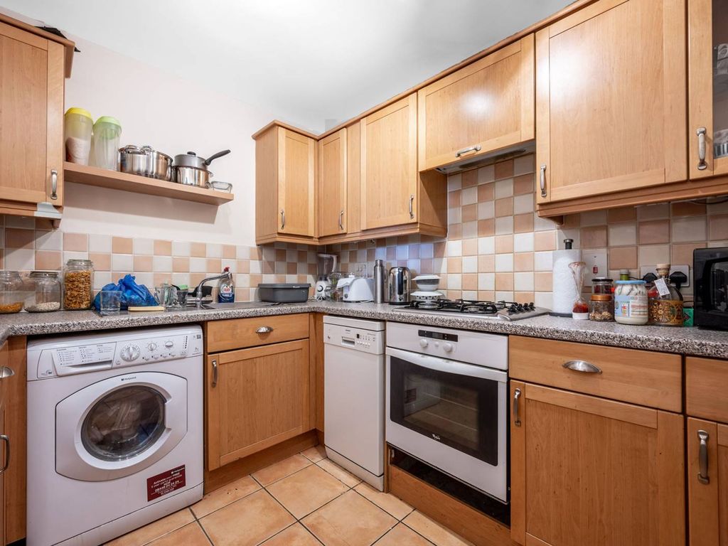 2 bed flat to rent in Woking, Woking GU21, £1,850 pcm