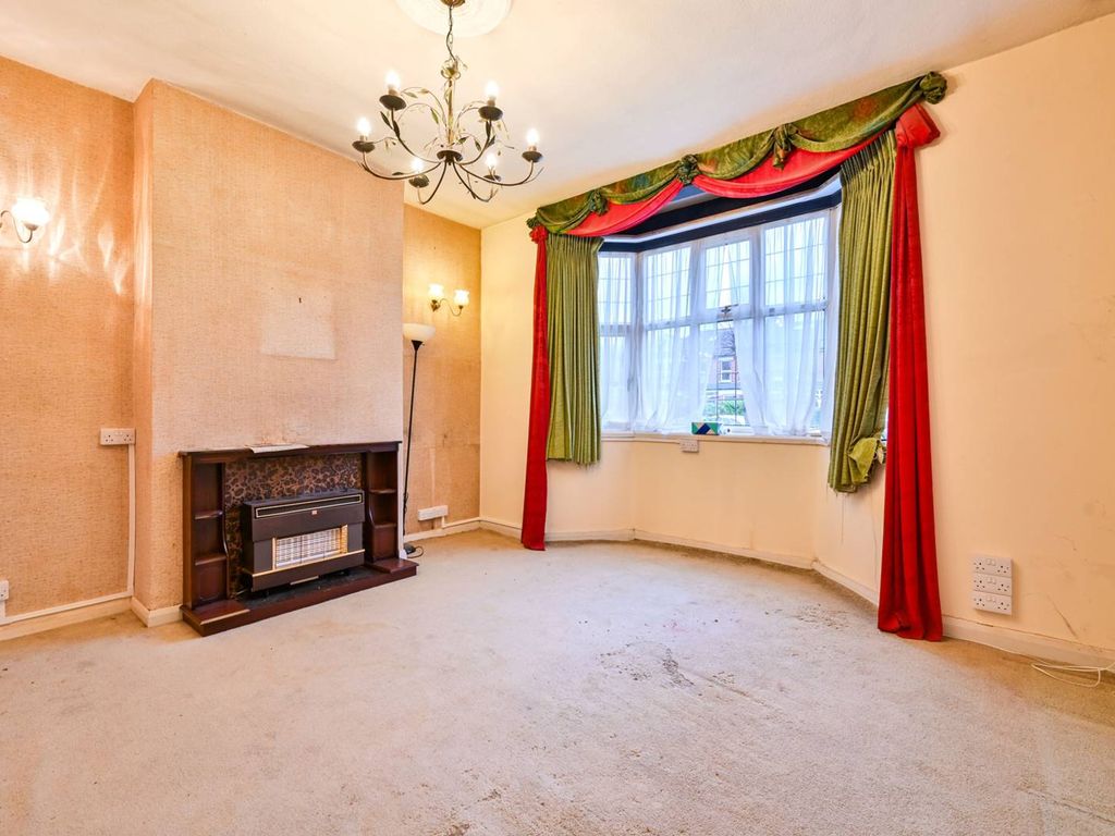 3 bed flat for sale in Brownlow Court, Wood Green, London N11, £350,000