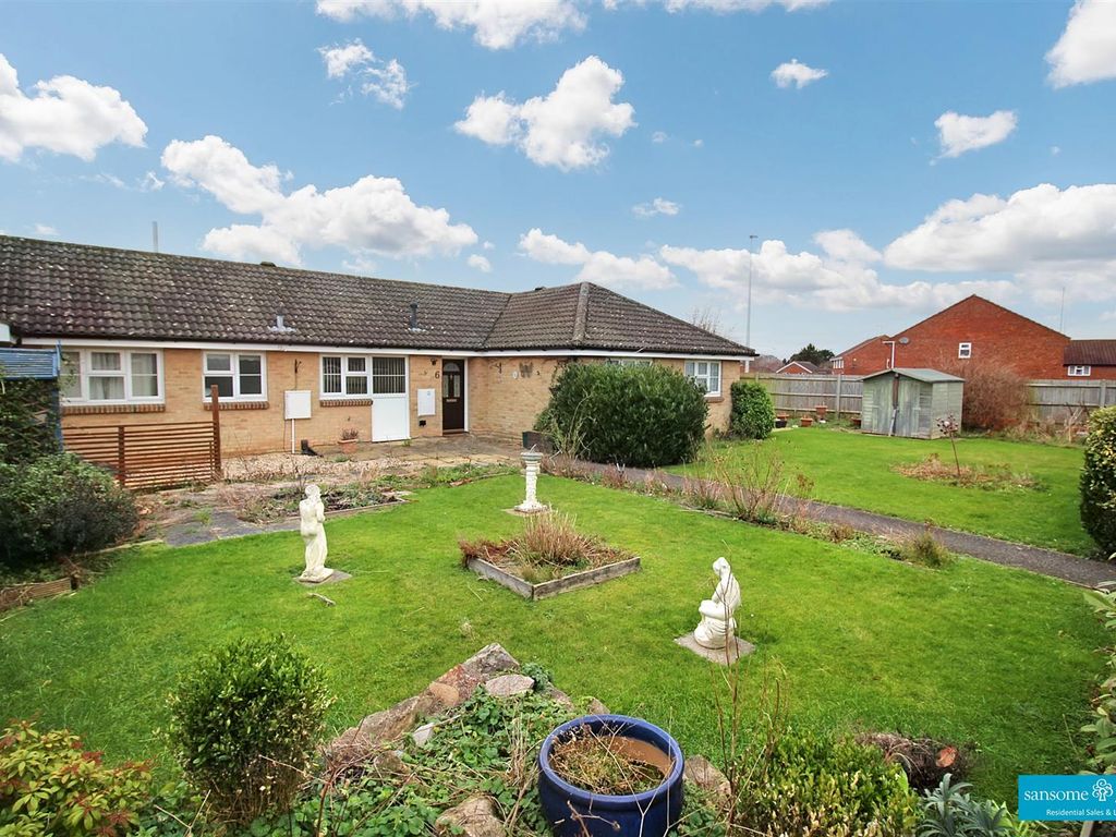 2 bed bungalow for sale in Condor Close, Tilehurst, Reading RG31, £265,000