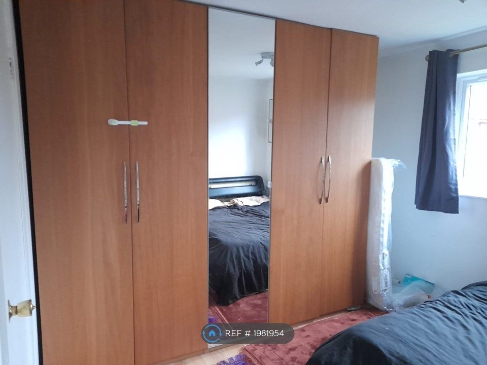 Room to rent in Elsworth Close, Feltham TW14, £950 pcm