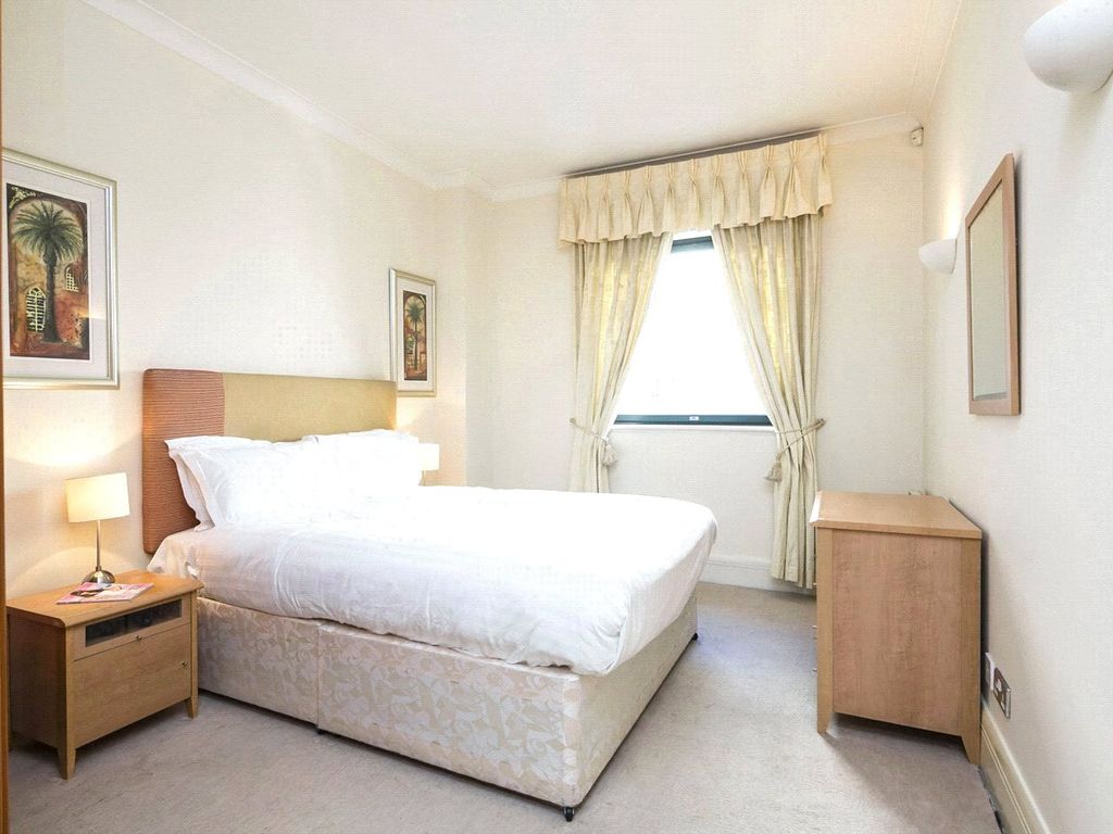 1 bed flat for sale in West Block, County Hall Apartments, London SE1, £475,000