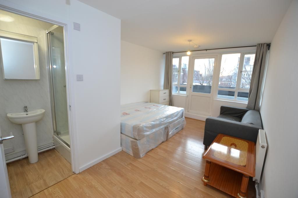 Room to rent in Clovelly Way, London E1, £1,105 pcm