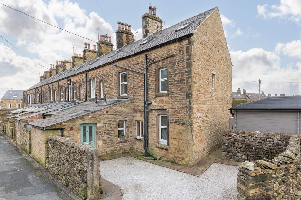 3 bed end terrace house for sale in Mains View, Settle BD24, £320,000