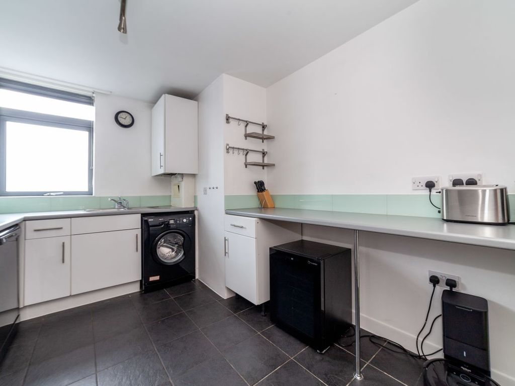 2 bed flat to rent in Caledonian Road, London N7, £4,298 pcm