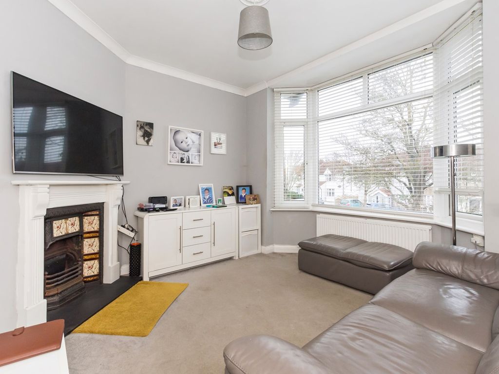 2 bed flat for sale in Burnt Oak Lane, Sidcup DA15, £300,000