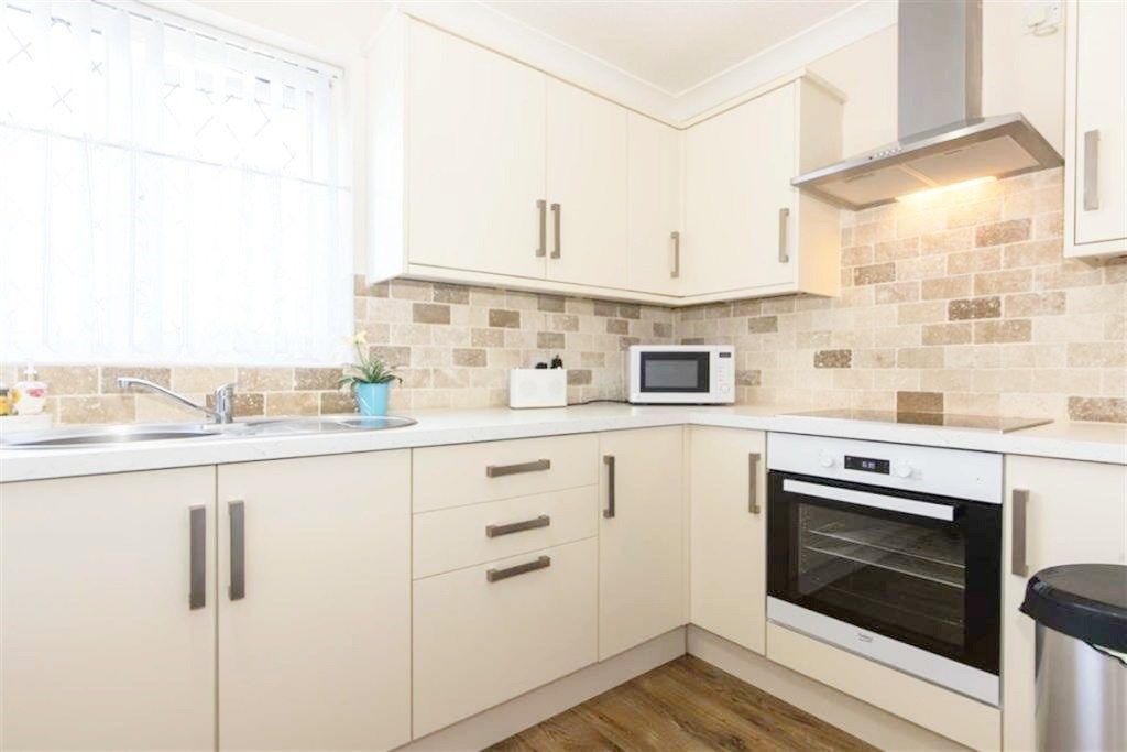 2 bed flat for sale in Hindon Walk, Scunthorpe DN17, £70,000