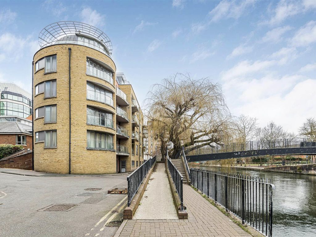 2 bed flat for sale in Oyster Wharf, Crane Wharf, Reading RG1, £395,000