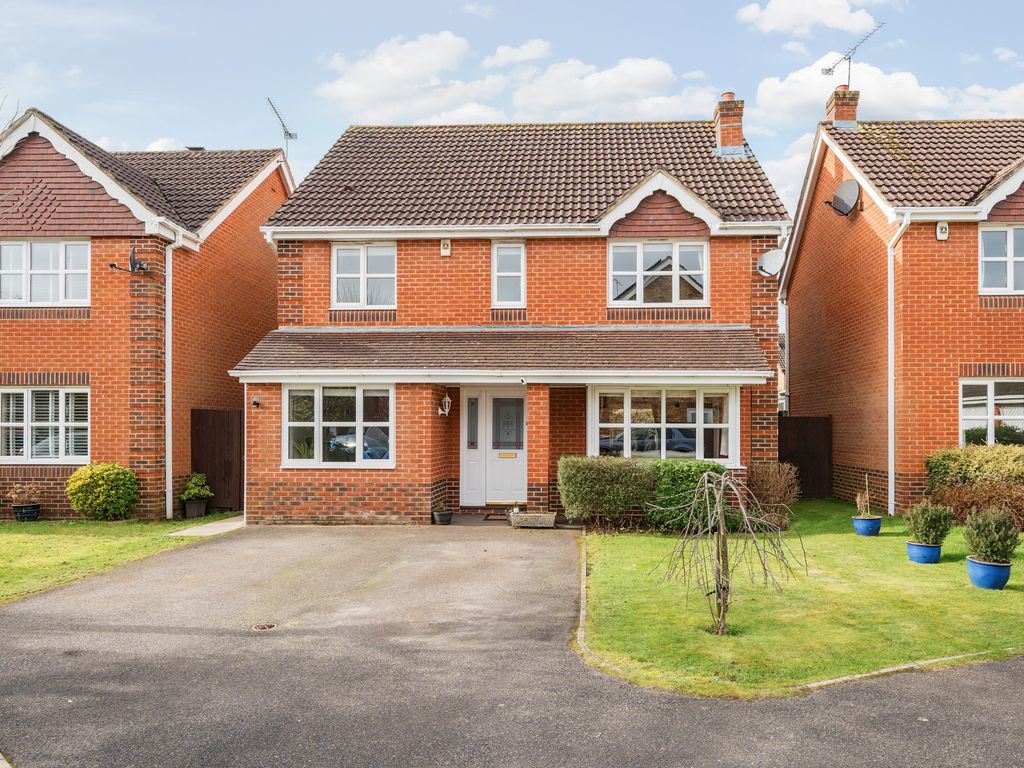 4 bed detached house for sale in Lodsworth, Farnborough GU14, £600,000
