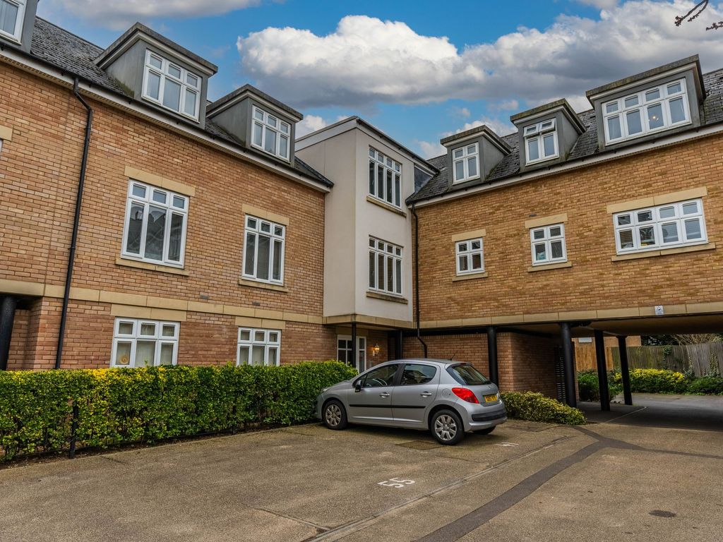 2 bed flat for sale in Pearl Close, Cambridge CB4, £350,000