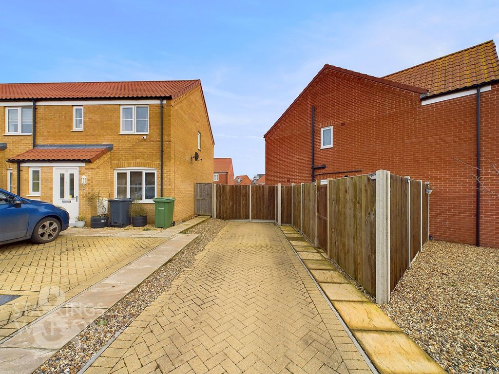 3 bed detached house for sale in Harrier Way, Diss IP22, £315,000