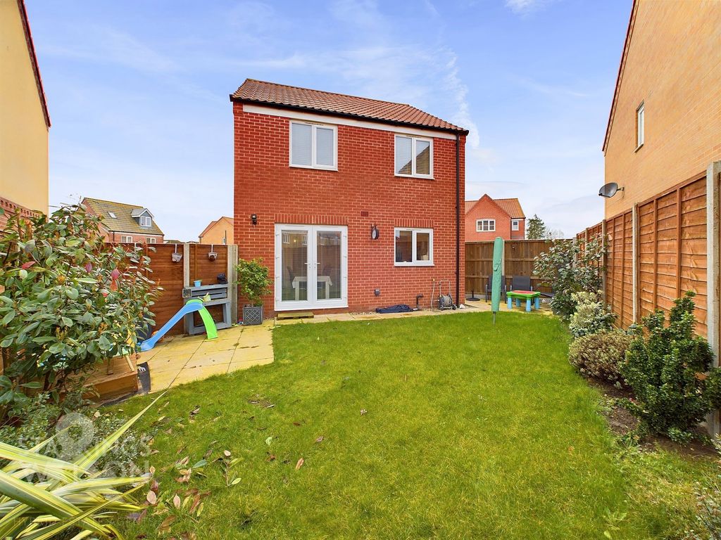 3 bed detached house for sale in Harrier Way, Diss IP22, £315,000