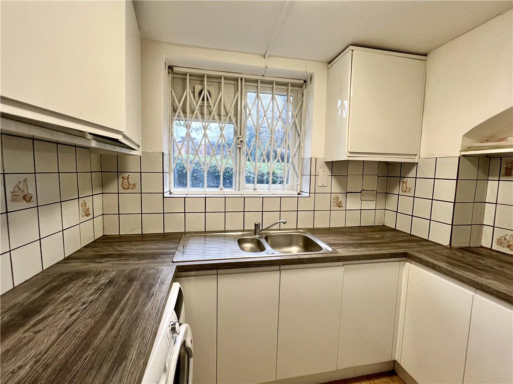 1 bed flat for sale in Stoke Road, Guildford, Surrey GU1, £259,000