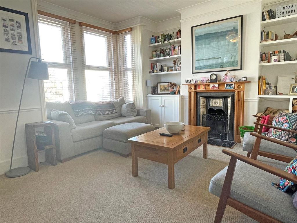 2 bed flat for sale in Hollingbury Road, Brighton BN1, £395,000