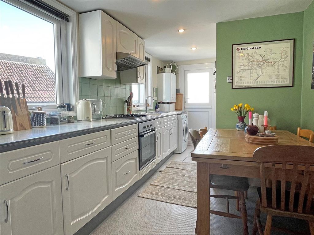 2 bed flat for sale in Hollingbury Road, Brighton BN1, £395,000