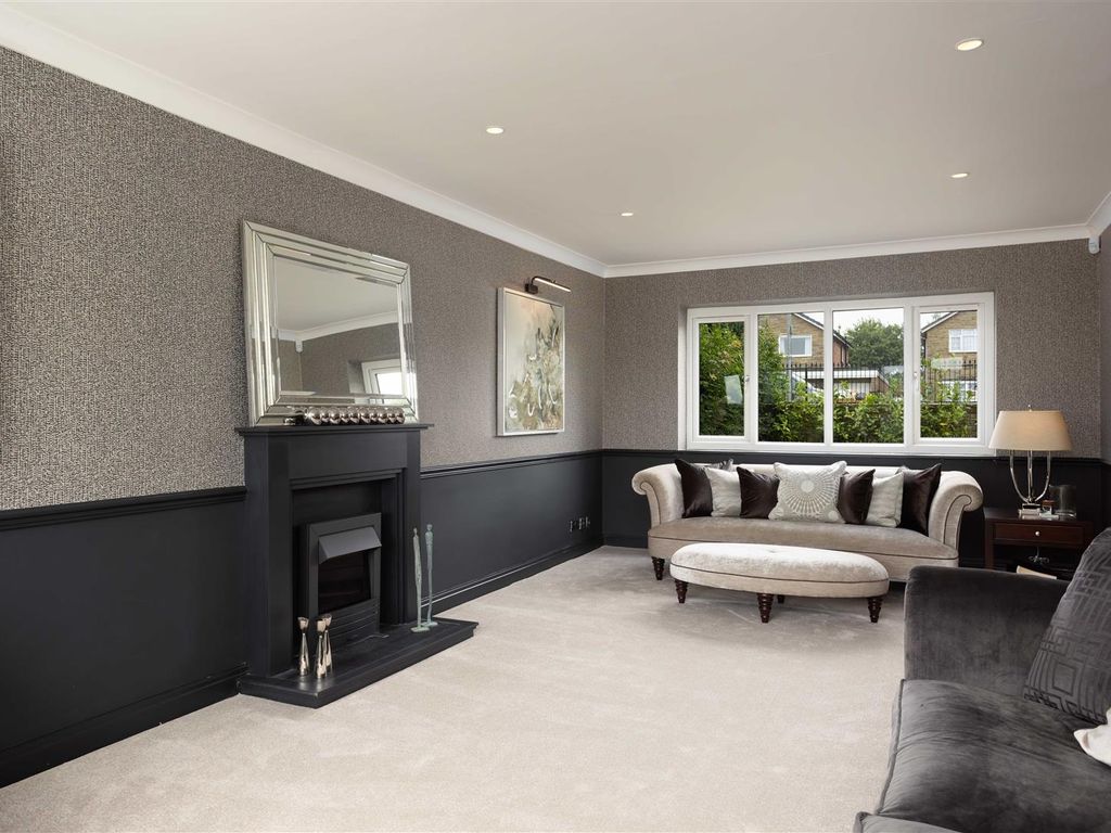 5 bed detached house to rent in Wigton Lane, Alwoodley, Leeds LS17, £5,000 pcm
