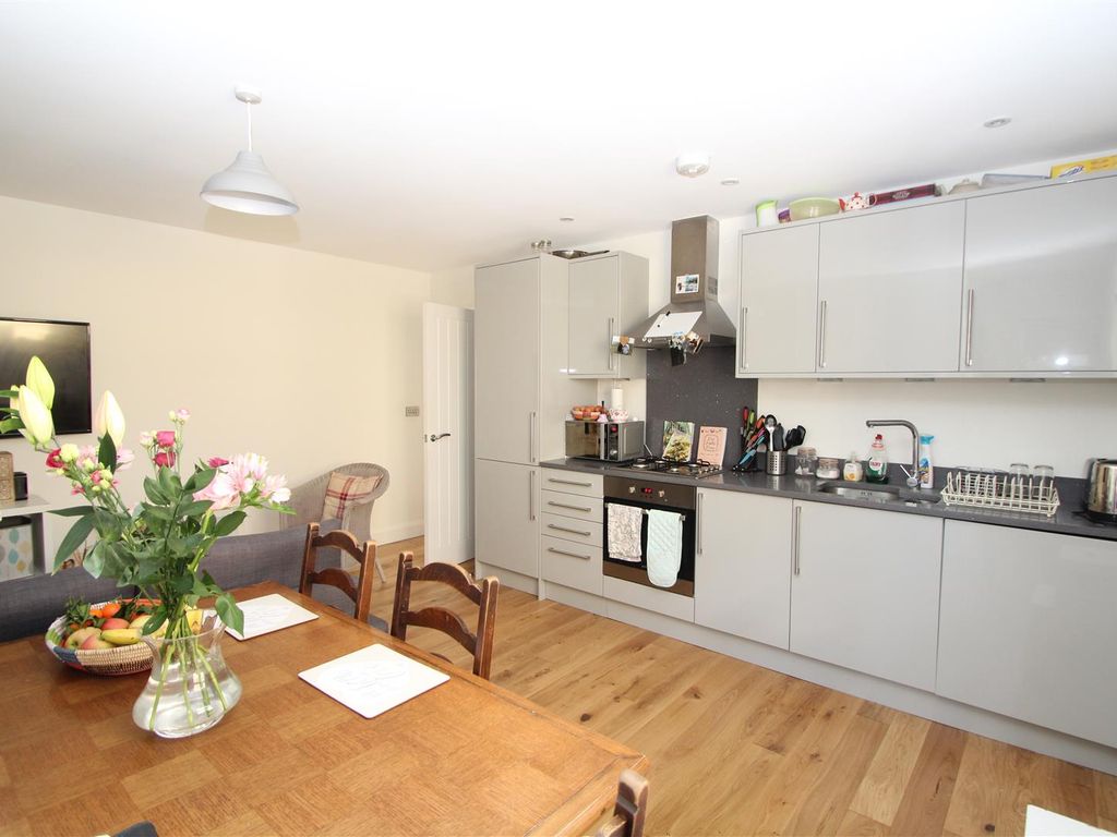 2 bed flat to rent in Priory Road, High Wycombe HP13, £1,400 pcm