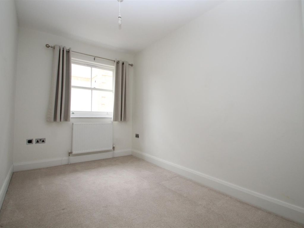 2 bed flat to rent in Priory Road, High Wycombe HP13, £1,400 pcm