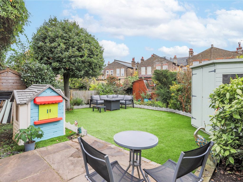 3 bed flat for sale in Brownlow Road, London N11, £650,000