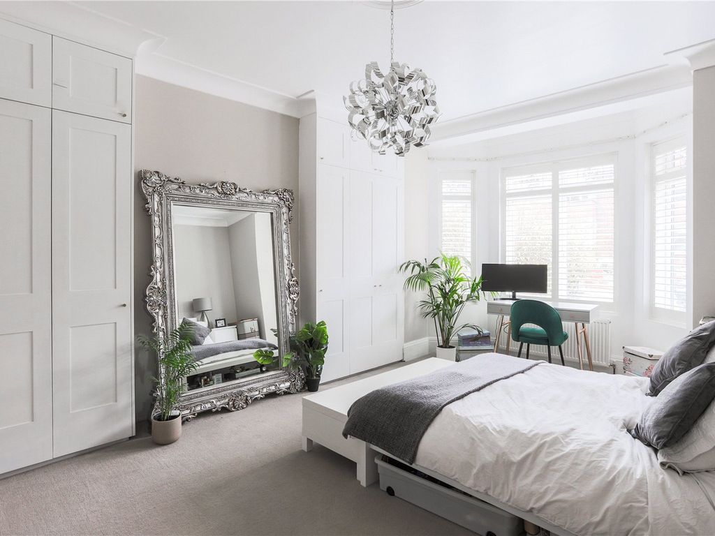 3 bed flat for sale in Brownlow Road, London N11, £650,000
