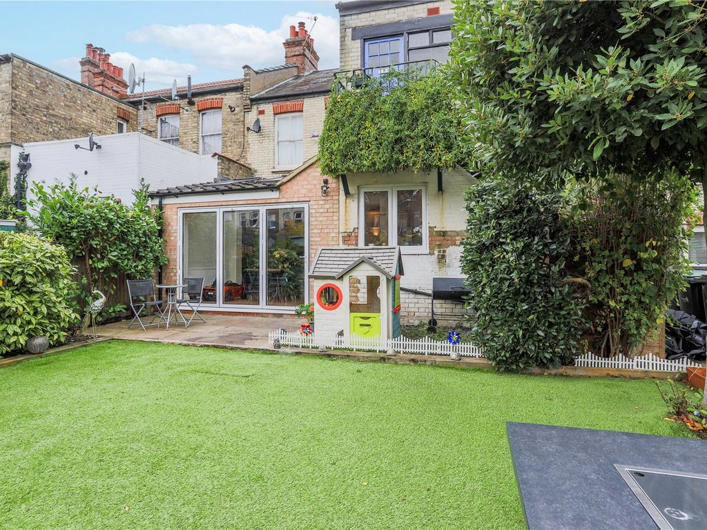 3 bed flat for sale in Brownlow Road, London N11, £650,000