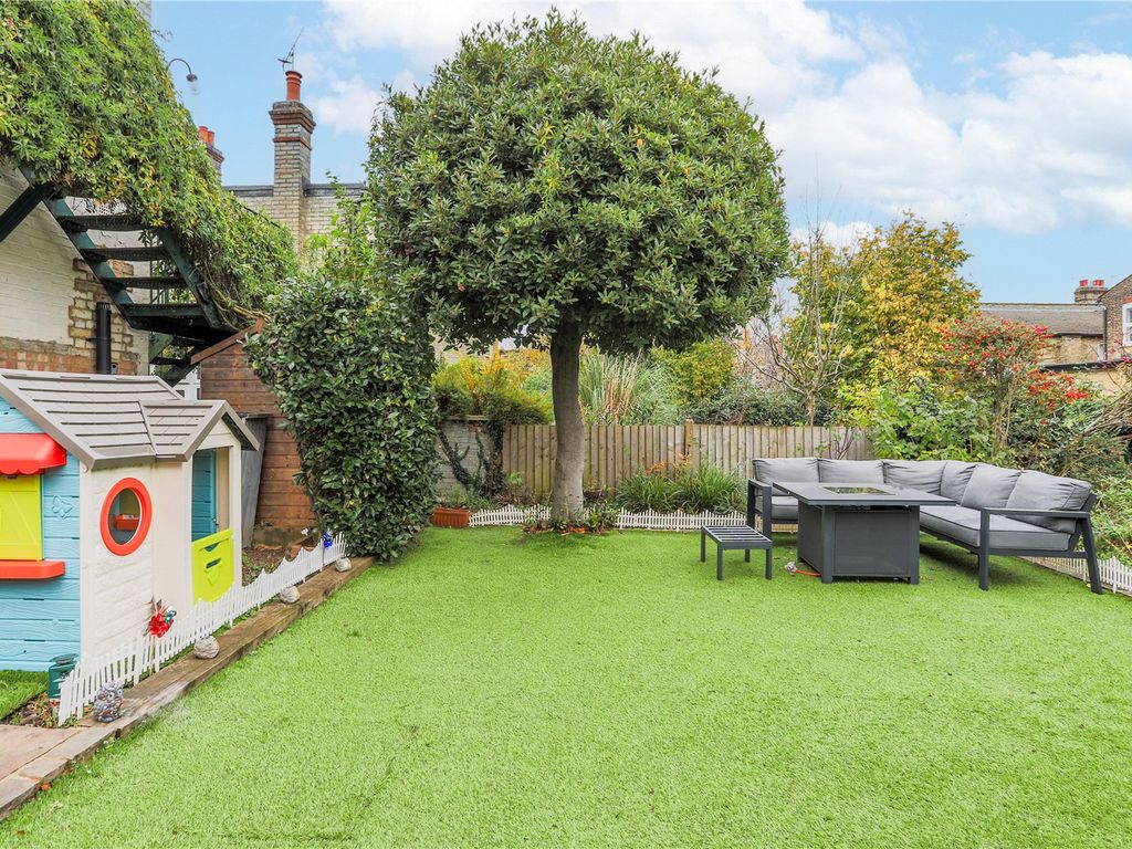 3 bed flat for sale in Brownlow Road, London N11, £650,000