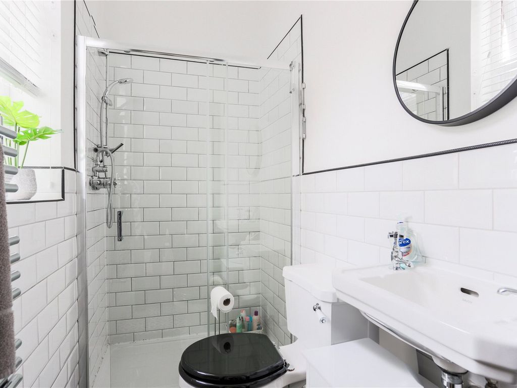 3 bed flat for sale in Brownlow Road, London N11, £650,000