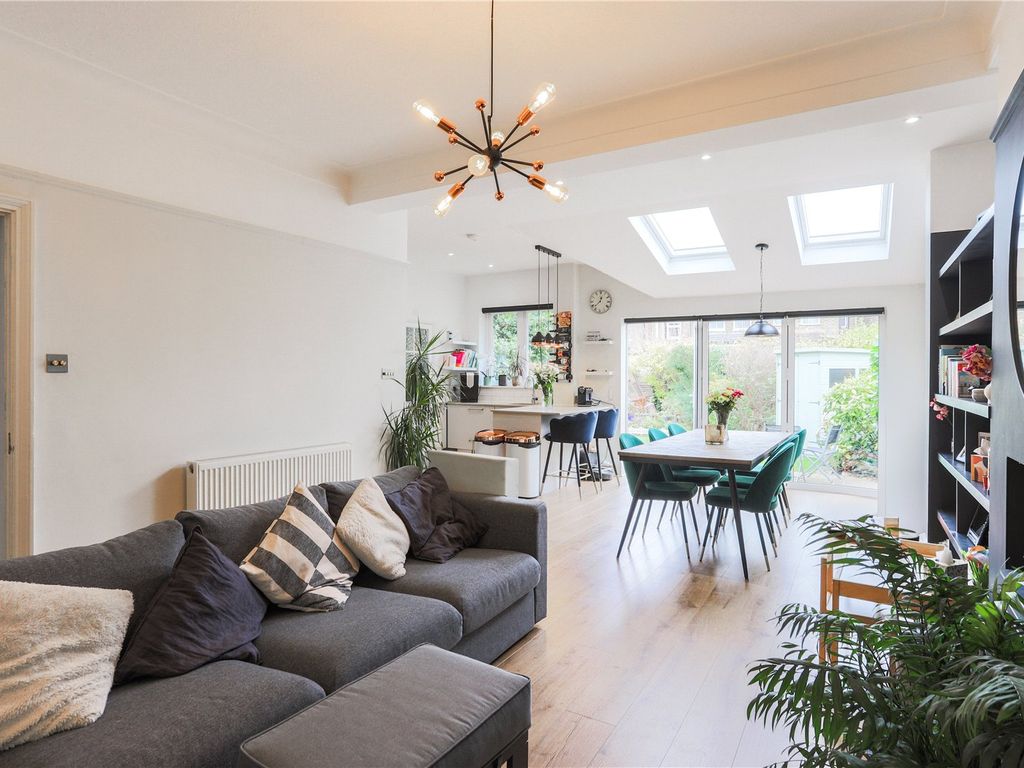 3 bed flat for sale in Brownlow Road, London N11, £650,000