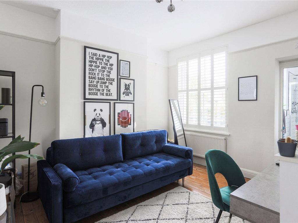 3 bed flat for sale in Brownlow Road, London N11, £650,000