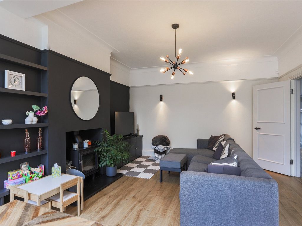 3 bed flat for sale in Brownlow Road, London N11, £650,000