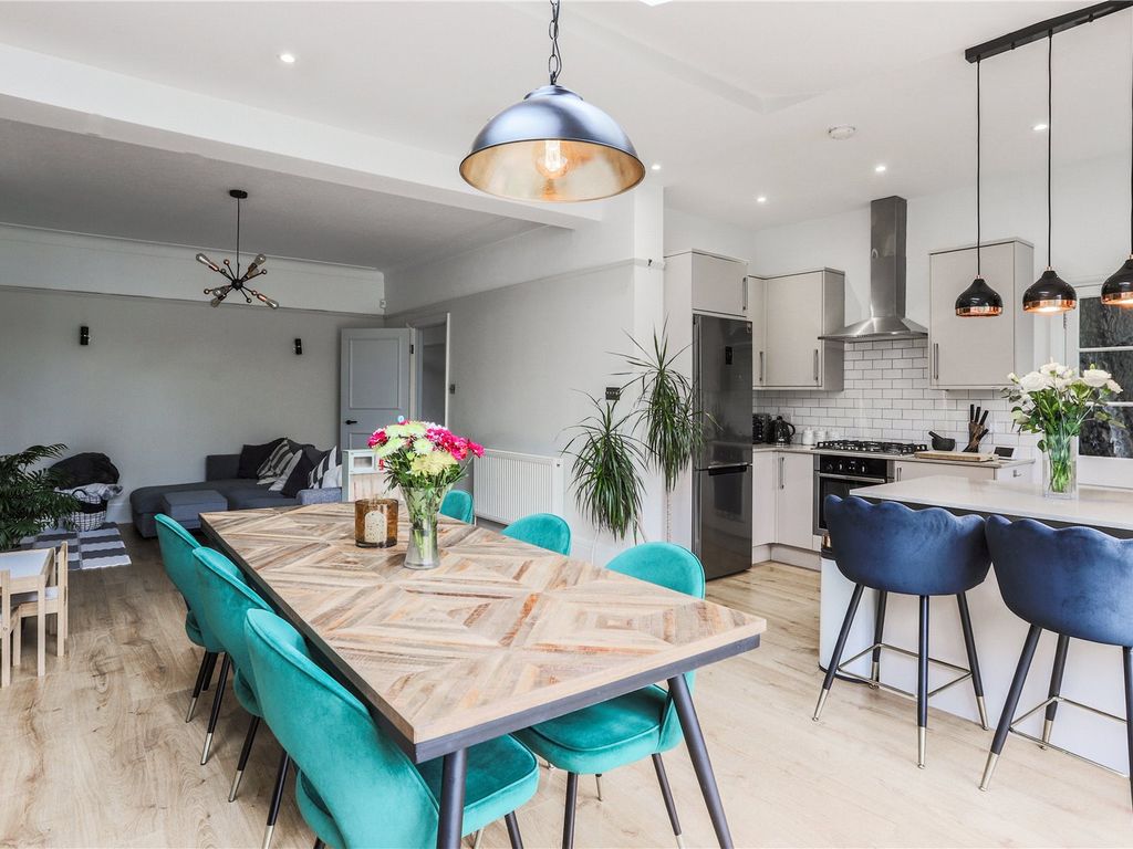 3 bed flat for sale in Brownlow Road, London N11, £650,000