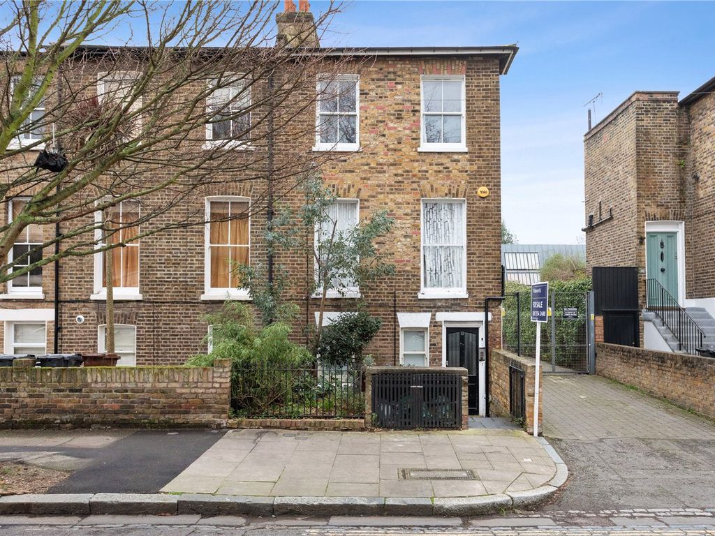 2 bed flat for sale in Buckingham Road, London N1, £475,000