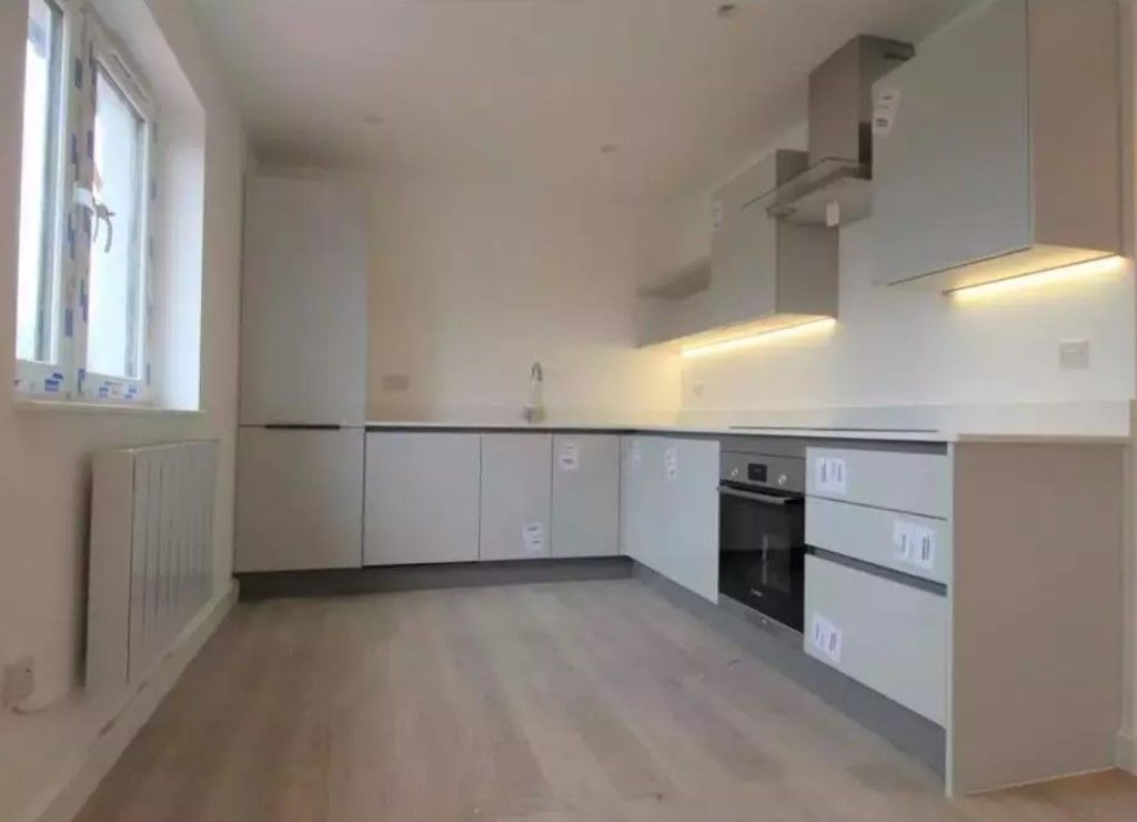 2 bed flat to rent in Rochester Way, London SE9, £1,800 pcm