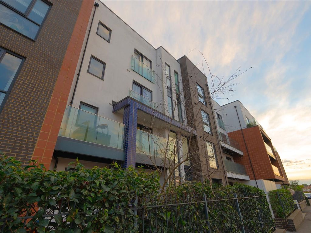 2 bed flat for sale in Sutton Road, Southend-On-Sea SS2, £245,000