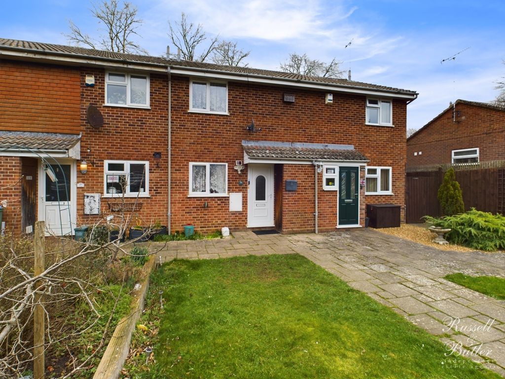 3 bed terraced house for sale in Meadway, Buckingham MK18, £295,000