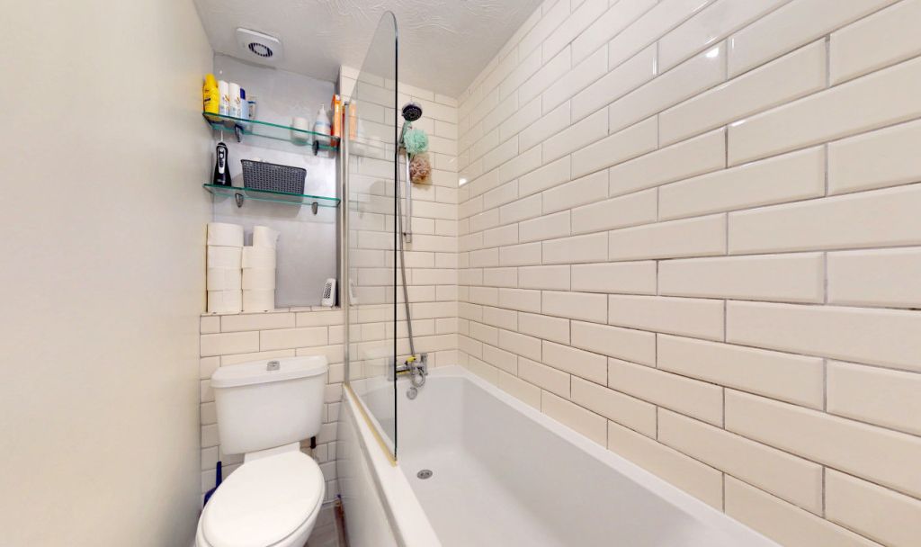 2 bed flat for sale in Somerset Hall, London N17, £154,000